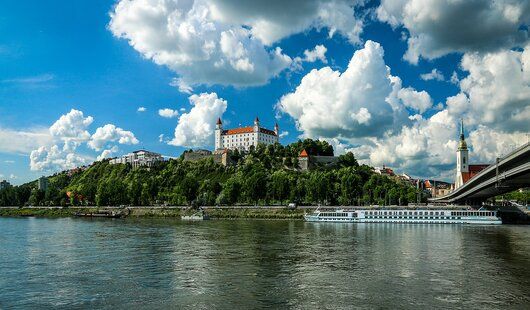 visitez le chateau de bratislava pendant votre croisiere sur le danube