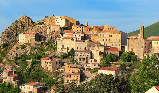 Maisons nichées dans les montagnes en corse