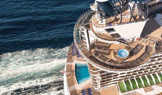 La piscine arrière du MSC Seaview offre une vue imprenable sur la mer