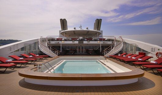 Le pont piscine de l’Austral, lieu de détente lors d’une croisière Ponant