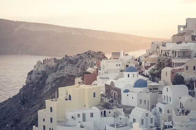 Le coucher de soleil depuis l’île grecque de Santorin, destination d’une croisière cyclades