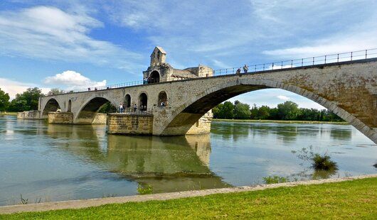 decouvrez avignon et son celebre festival en ete pendant votre croisiere fluviale