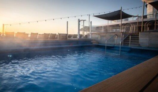 La piscine à débordement sur le navire Amundsen Hurtigruten