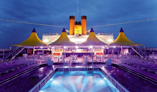 l'espace piscine a bord d'un bateau costa croisières 