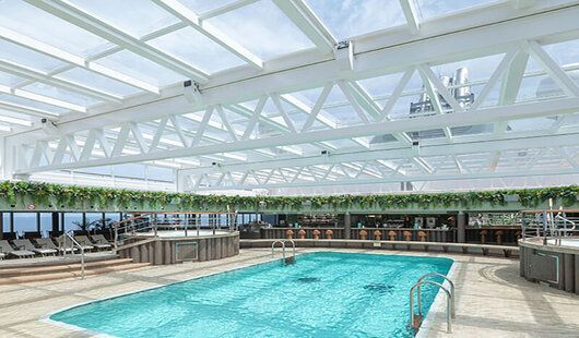 piscine interieure sur le nouveau navire msc seascape